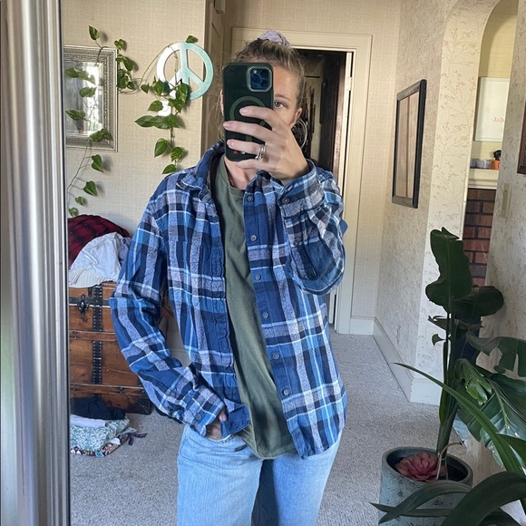 American Eagle Outfitters Navy and White Plaid Flannel Shirt - Picture 2 of 13